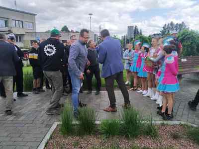 Alt-"Zdjęcie przedstawia wręczanie Rolnikom pamiątkowych medali przez Wójta Gminy Ciasna, Pana Zdzisława Kuleja."