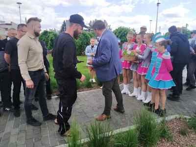 Alt-"Zdjęcie przedstawia wręczanie Rolnikom pamiątkowych medali przez Wójta Gminy Ciasna, Pana Zdzisława Kuleja."