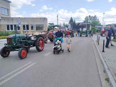 Alt="Zdjęcie przedstawia traktory z Parady zabytkowych traktorów."