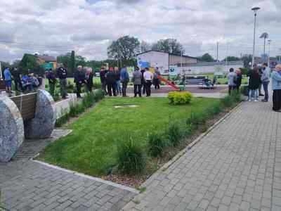 Alt="Zdjęcie przedstawia plac zabaw oraz uczestników Parady zabytkowych traktorów."