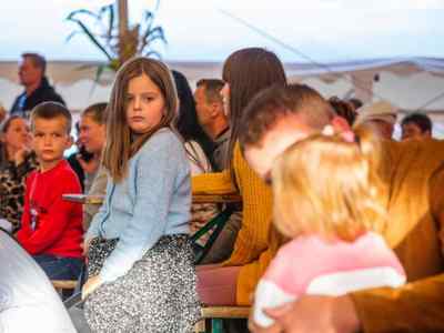 Alt="Zdjęcie przedstawia osoby oglądające występy mażoretek Copacabana."