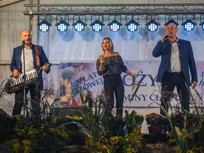 Alt="Zdjęcie przedstawia sobotni wieczór dożynkowy i zabawę z zespołem Nas Troje."
