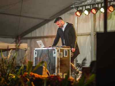 Alt="Zdjęcie przedstawia sobotni wieczór dożynkowy i zabawa z DJ Sebastianem Parma."