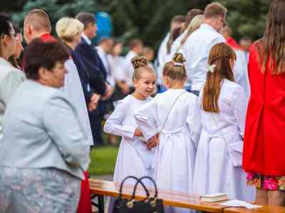 Alt="Zdjęcie przedstawia zgromadzone osoby w czasie odpustowej Mszy Świętej w Jeżowej."