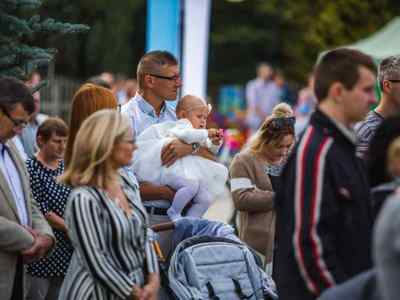 Alt="Zdjęcie przedstawia zgromadzone osoby w czasie odpustowej Mszy Świętej w Jeżowej."