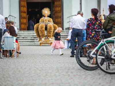 Alt="Zdjęcie przedstawia zgromadzone osoby w czasie odpustowej Mszy Świętej w Jeżowej."