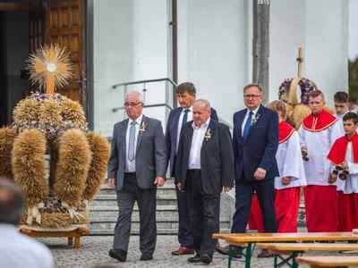 Alt="Zdjęcie przedstawia zgromadzone osoby po Mszy Świętej w Jeżowej."