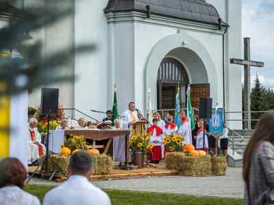 Alt="Zdjęcie przedstawia zgromadzone osoby w czasie odpustowej Mszy Świętej w Jeżowej."