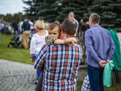 Alt="Zdjęcie przedstawia zgromadzone osoby po Mszy Świętej w Jeżowej."