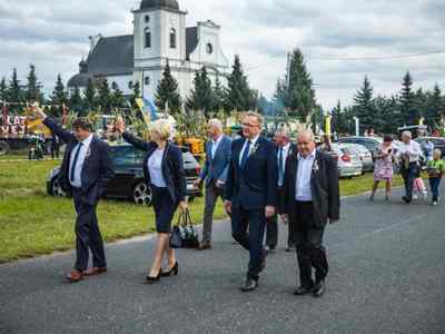 Alt="Zdjęcie przedstawia korowód dożynkowy w Jeżowej."