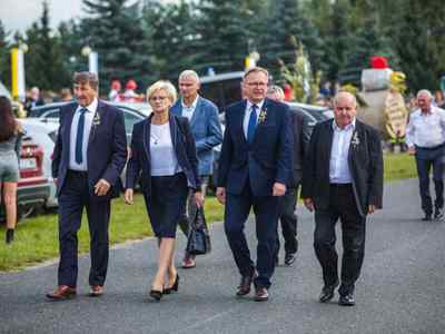 Alt="Zdjęcie przedstawia korowód dożynkowy w Jeżowej."
