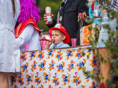 Alt="Zdjęcie przedstawia korowód dożynkowy w Jeżowej."