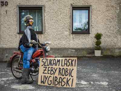 Alt="Zdjęcie przedstawia korowód dożynkowy w Jeżowej."