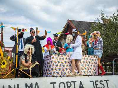 Alt="Zdjęcie przedstawia korowód dożynkowy w Jeżowej."