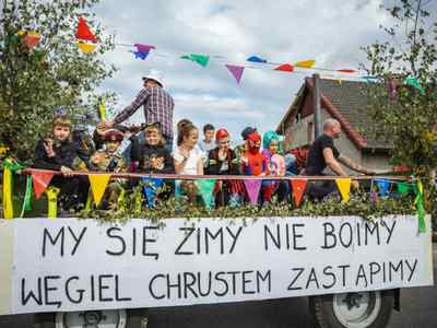 Alt="Zdjęcie przedstawia korowód dożynkowy w Jeżowej."