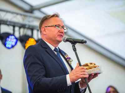 Alt="Zdjęcie przedstawia oficjalne uroczystości podczas dożynek."