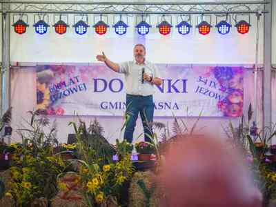 Alt="Zdjęcie przedstawia konferansjera Pani Danuty Wiśniewskiej w czasie jej występu."