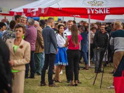 Alt="Zdjęcie przedstawia uczestników dożynek w Jeżowej."
