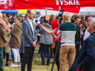 Alt="Zdjęcie przedstawia uczestników dożynek w Jeżowej."