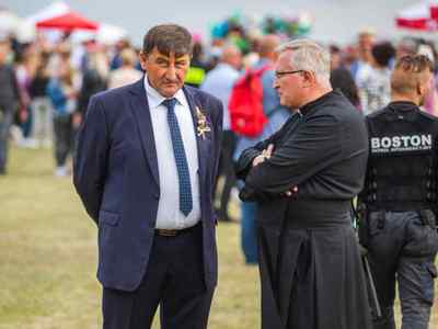 Alt="Zdjęcie przedstawia uczestników dożynek w Jeżowej."