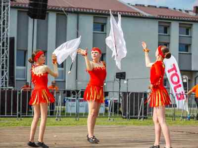 Alt="Zdjęcie przedstawia Dni Gminy Ciasna 2022 wraz z towarzyszącymi jej wydarzeniami. Występ Zespołu Tańca Mażoretkowego "Copacabana"."