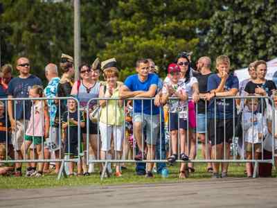 Alt="Zdjęcie przedstawia Dni Gminy Ciasna 2022 wraz z towarzyszącymi jej wydarzeniami. Występ Zespołu Tańca Mażoretkowego "Copacabana" - publiczność."