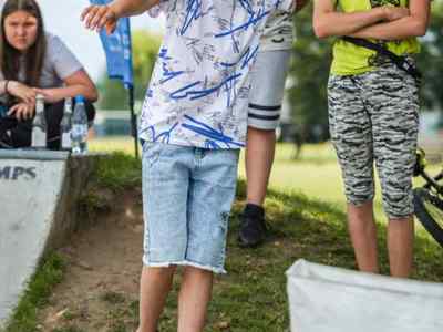 Alt="Zdjęcie przedstawia Dni Gminy Ciasna 2022 wraz z towarzyszącymi jej wydarzeniami - zajęcia deskorolkowe na skateparku."