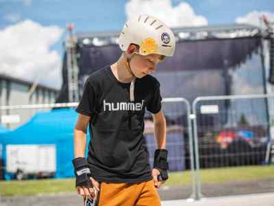 Alt="Zdjęcie przedstawia Dni Gminy Ciasna 2022 wraz z towarzyszącymi jej wydarzeniami - zajęcia deskorolkowe na skateparku."