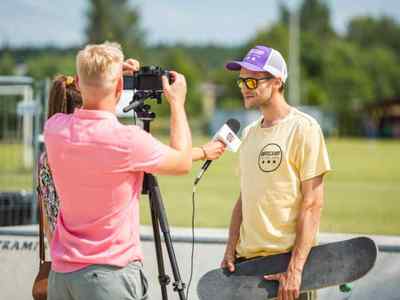 Alt="Zdjęcie przedstawia Dni Gminy Ciasna 2022 wraz z towarzyszącymi jej wydarzeniami - zajęcia deskorolkowe na skateparku."