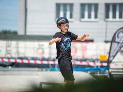 Alt="Zdjęcie przedstawia Dni Gminy Ciasna 2022 wraz z towarzyszącymi jej wydarzeniami - zajęcia deskorolkowe na skateparku."