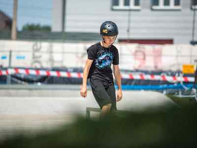 Alt="Zdjęcie przedstawia Dni Gminy Ciasna 2022 wraz z towarzyszącymi jej wydarzeniami - zajęcia deskorolkowe na skateparku."