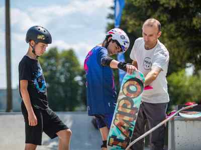 Alt="Zdjęcie przedstawia Dni Gminy Ciasna 2022 wraz z towarzyszącymi jej wydarzeniami - zajęcia deskorolkowe na skateparku."