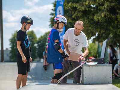 Alt="Zdjęcie przedstawia Dni Gminy Ciasna 2022 wraz z towarzyszącymi jej wydarzeniami - zajęcia deskorolkowe na skateparku."