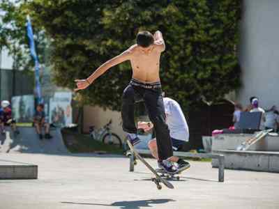 Alt="Zdjęcie przedstawia Dni Gminy Ciasna 2022 wraz z towarzyszącymi jej wydarzeniami - zajęcia deskorolkowe na skateparku."