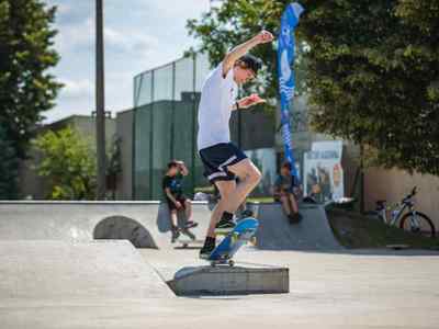Alt="Zdjęcie przedstawia Dni Gminy Ciasna 2022 wraz z towarzyszącymi jej wydarzeniami - zajęcia deskorolkowe na skateparku."