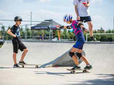 Alt="Zdjęcie przedstawia Dni Gminy Ciasna 2022 wraz z towarzyszącymi jej wydarzeniami - zajęcia deskorolkowe na skateparku."