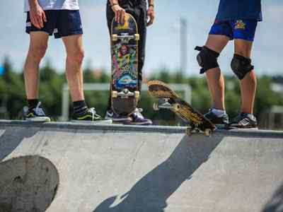 Alt="Zdjęcie przedstawia Dni Gminy Ciasna 2022 wraz z towarzyszącymi jej wydarzeniami - zajęcia deskorolkowe na skateparku."