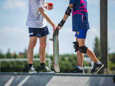 Alt="Zdjęcie przedstawia Dni Gminy Ciasna 2022 wraz z towarzyszącymi jej wydarzeniami - zajęcia deskorolkowe na skateparku."