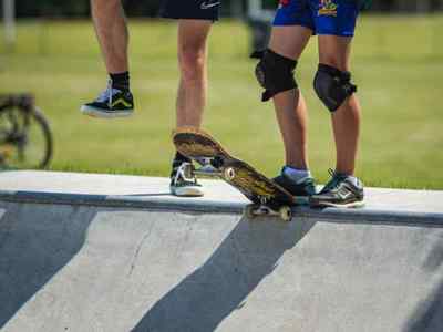 Alt="Zdjęcie przedstawia Dni Gminy Ciasna 2022 wraz z towarzyszącymi jej wydarzeniami - zajęcia deskorolkowe na skateparku."