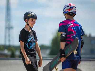 Alt="Zdjęcie przedstawia Dni Gminy Ciasna 2022 wraz z towarzyszącymi jej wydarzeniami - zajęcia deskorolkowe na skateparku."