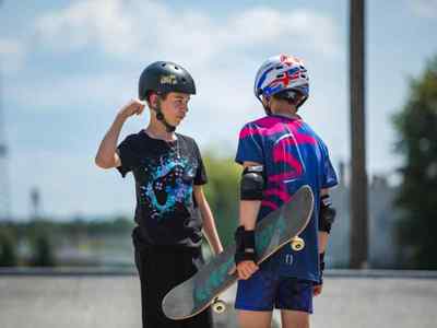 Alt="Zdjęcie przedstawia Dni Gminy Ciasna 2022 wraz z towarzyszącymi jej wydarzeniami - zajęcia deskorolkowe na skateparku."