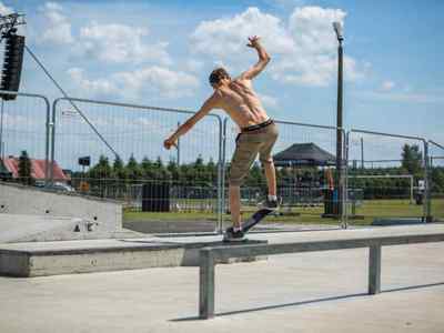 Alt="Zdjęcie przedstawia Dni Gminy Ciasna 2022 wraz z towarzyszącymi jej wydarzeniami - zajęcia deskorolkowe na skateparku."