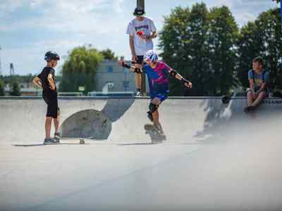 Alt="Zdjęcie przedstawia Dni Gminy Ciasna 2022 wraz z towarzyszącymi jej wydarzeniami - zajęcia deskorolkowe na skateparku."