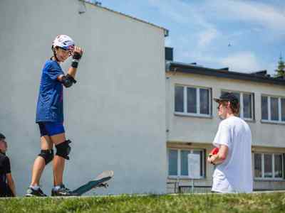 Alt="Zdjęcie przedstawia Dni Gminy Ciasna 2022 wraz z towarzyszącymi jej wydarzeniami - zajęcia deskorolkowe na skateparku."