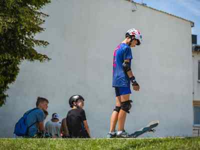 Alt="Zdjęcie przedstawia Dni Gminy Ciasna 2022 wraz z towarzyszącymi jej wydarzeniami - zajęcia deskorolkowe na skateparku."