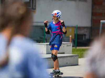 Alt="Zdjęcie przedstawia Dni Gminy Ciasna 2022 wraz z towarzyszącymi jej wydarzeniami - zajęcia deskorolkowe na skateparku."