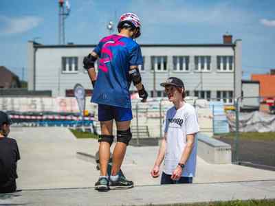 Alt="Zdjęcie przedstawia Dni Gminy Ciasna 2022 wraz z towarzyszącymi jej wydarzeniami - zajęcia deskorolkowe na skateparku."