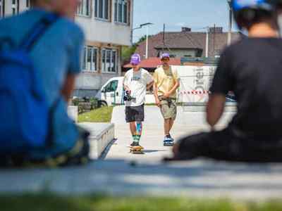 Alt="Zdjęcie przedstawia Dni Gminy Ciasna 2022 wraz z towarzyszącymi jej wydarzeniami - zajęcia deskorolkowe na skateparku."
