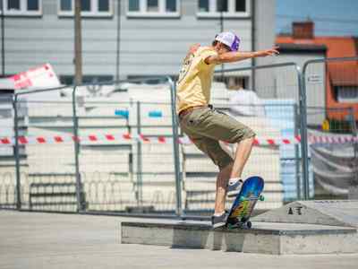 Alt="Zdjęcie przedstawia Dni Gminy Ciasna 2022 wraz z towarzyszącymi jej wydarzeniami - zajęcia deskorolkowe na skateparku."