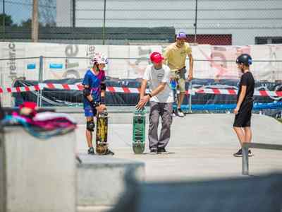 Alt="Zdjęcie przedstawia Dni Gminy Ciasna 2022 wraz z towarzyszącymi jej wydarzeniami - zajęcia deskorolkowe na skateparku."